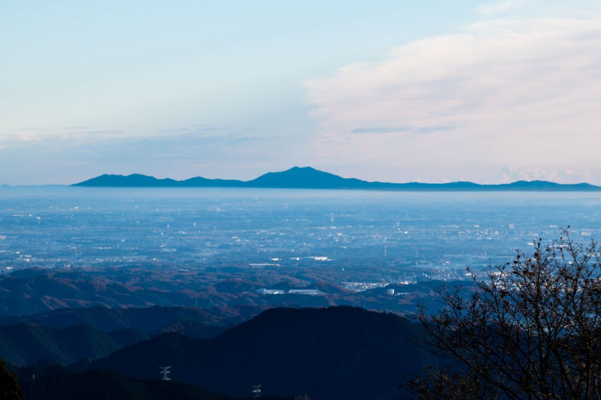 朝もやに浮かぶ筑波山